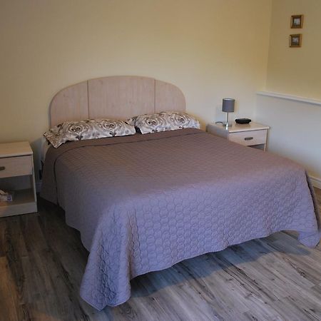 Midtrail Motel Плезънт Бей Екстериор снимка