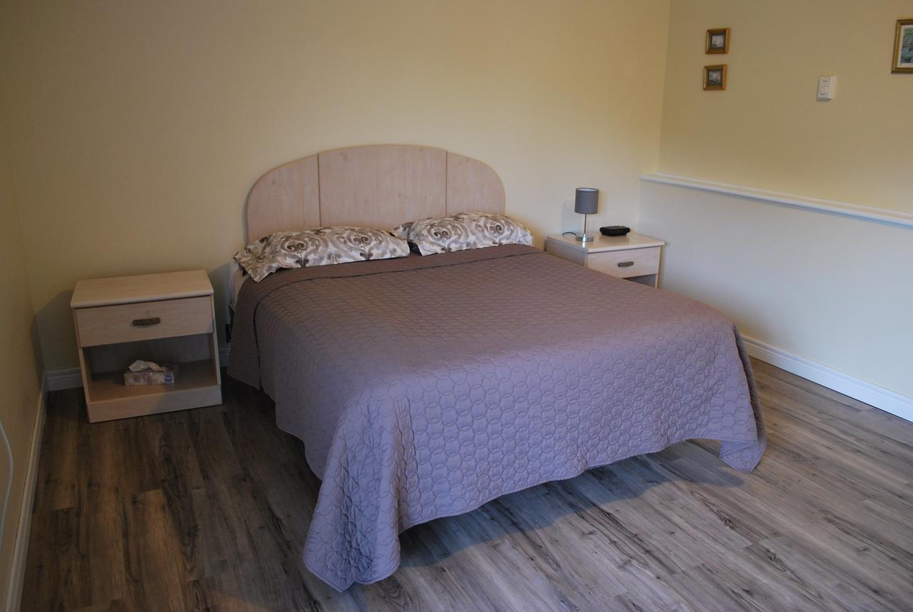 Midtrail Motel Плезънт Бей Екстериор снимка