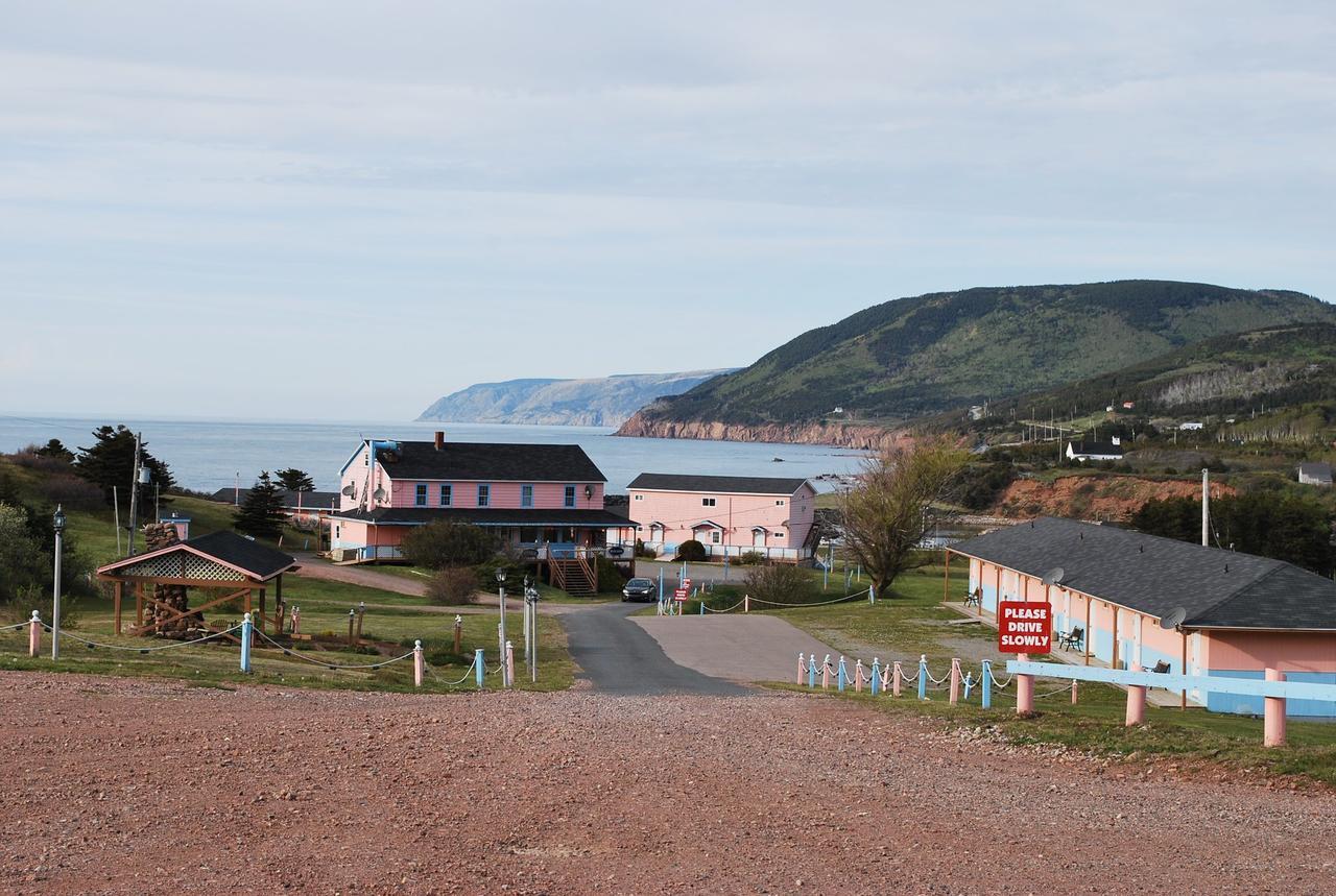 Midtrail Motel Плезънт Бей Екстериор снимка
