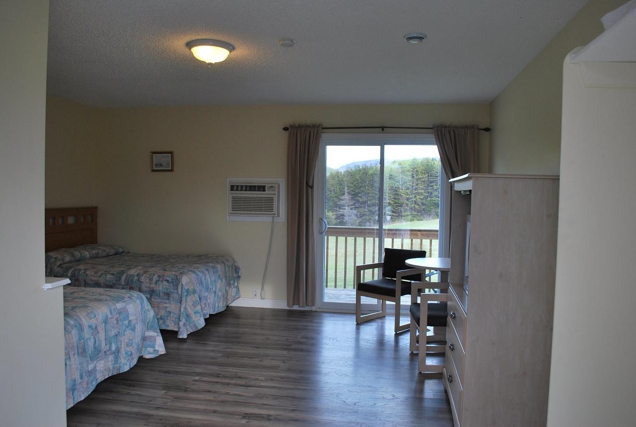 Midtrail Motel Плезънт Бей Екстериор снимка