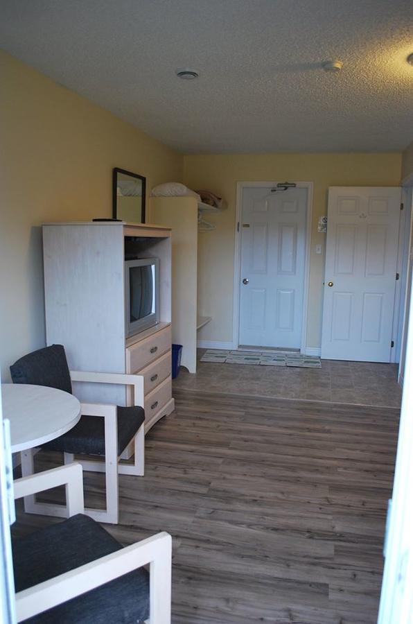 Midtrail Motel Плезънт Бей Екстериор снимка