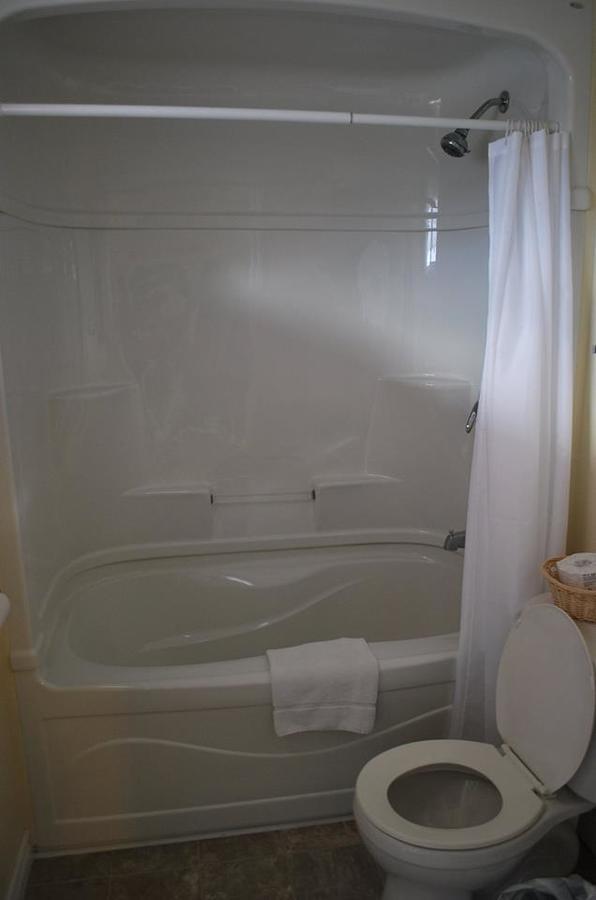 Midtrail Motel Плезънт Бей Екстериор снимка