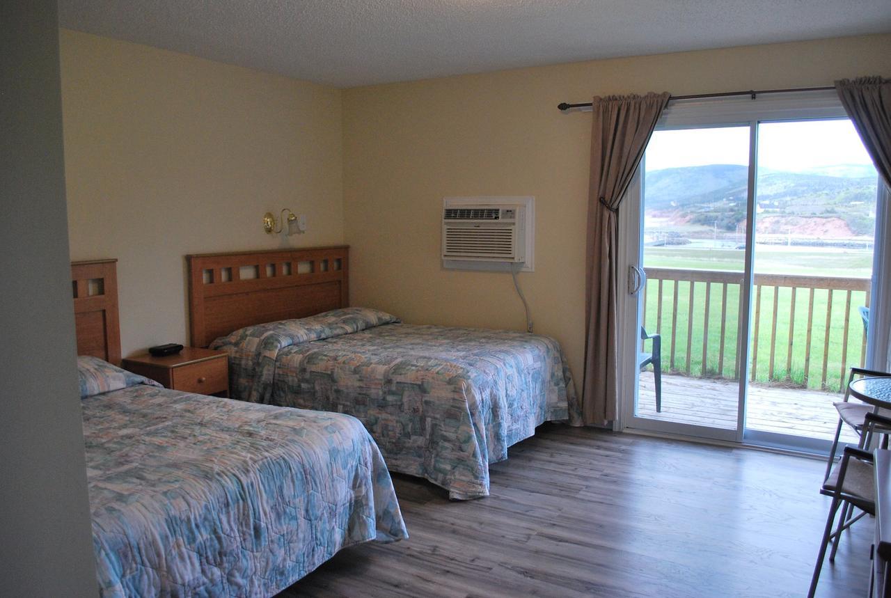 Midtrail Motel Плезънт Бей Екстериор снимка