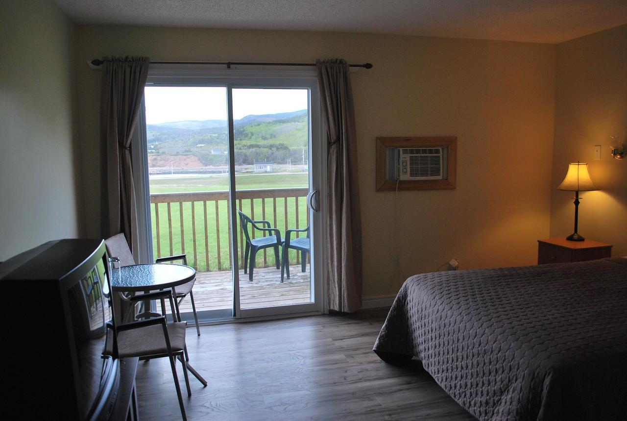 Midtrail Motel Плезънт Бей Екстериор снимка