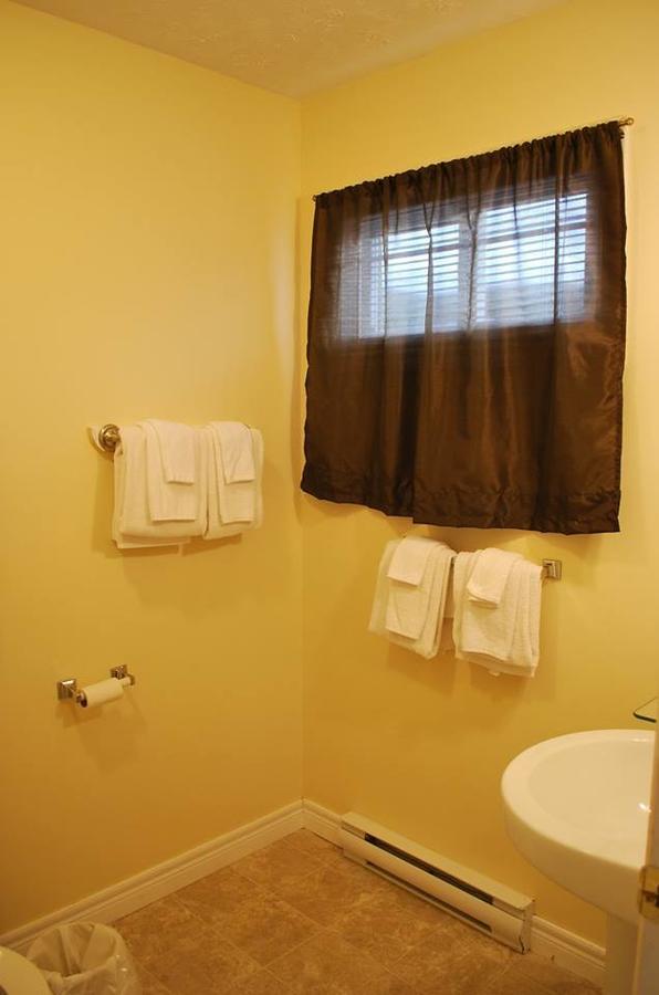Midtrail Motel Плезънт Бей Екстериор снимка