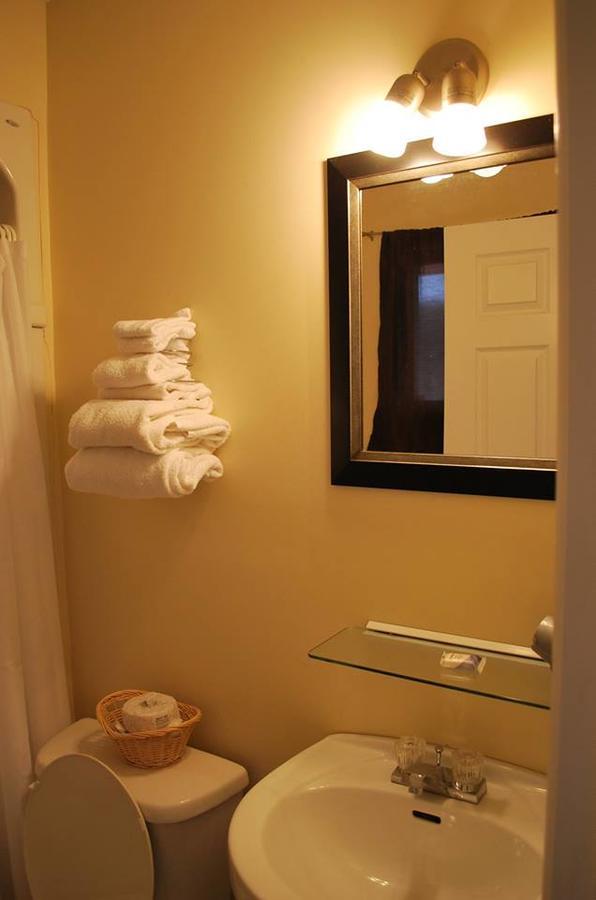 Midtrail Motel Плезънт Бей Екстериор снимка