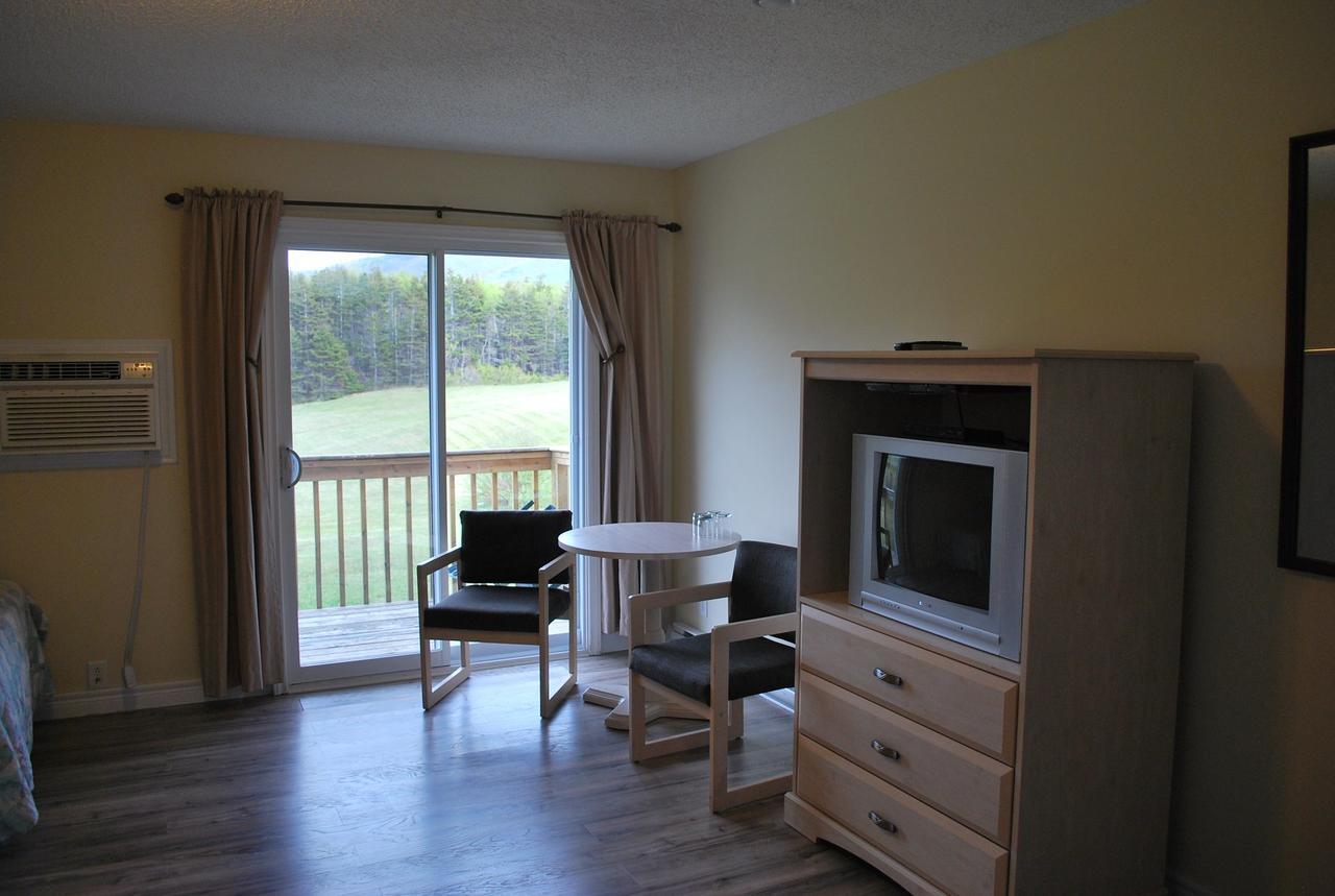 Midtrail Motel Плезънт Бей Екстериор снимка