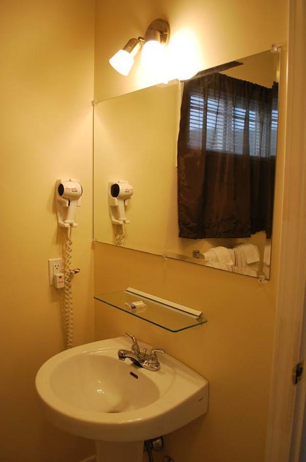 Midtrail Motel Плезънт Бей Екстериор снимка