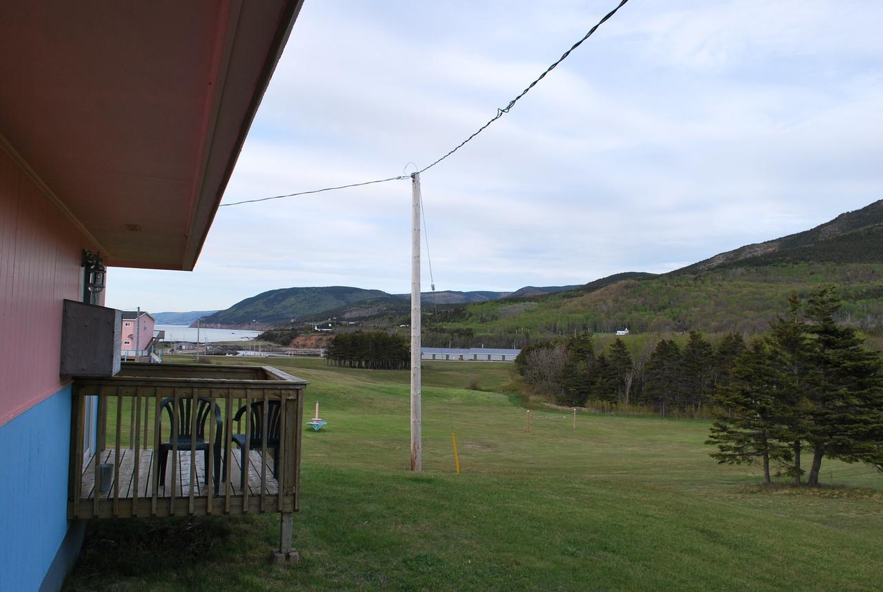 Midtrail Motel Плезънт Бей Екстериор снимка